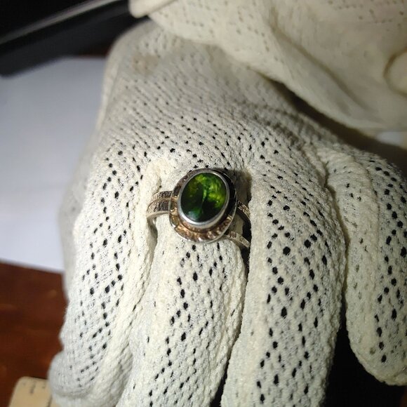 Sterling Silver Green Gemstone Ring Size 8.5 Intricate Band Design - Picture 11 of 12
